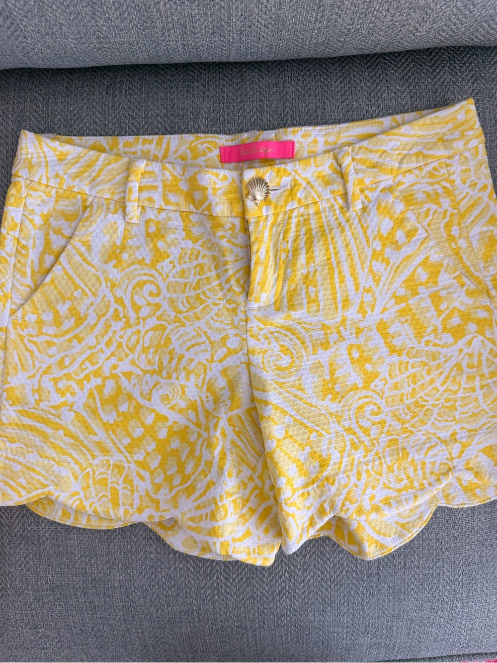 Lilly Pulitzer Buttercup Scalloped Shorts Yellow Shell Print Size 0